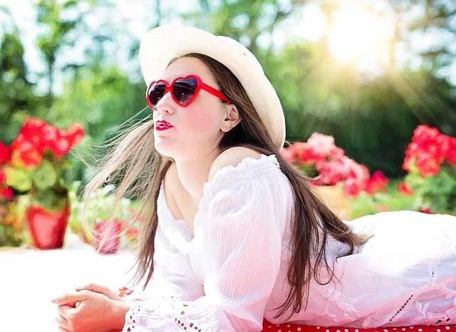 Sommerhut und Sonnenbrille