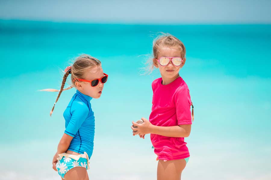 Strandmode mit UV Stoffen für Kinder (de.depositphotos.com) Strandmode mit UV Stoffen für Kinder (de.depositphotos.com)