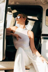T-Shirt und Sommerhose in Weiß und Sonnenbrille als Sommer-Outift (de.depositphotos.com) T-Shirt und Sommerhose in Weiß und Sonnenbrille als Sommer-Outift (de.depositphotos.com)