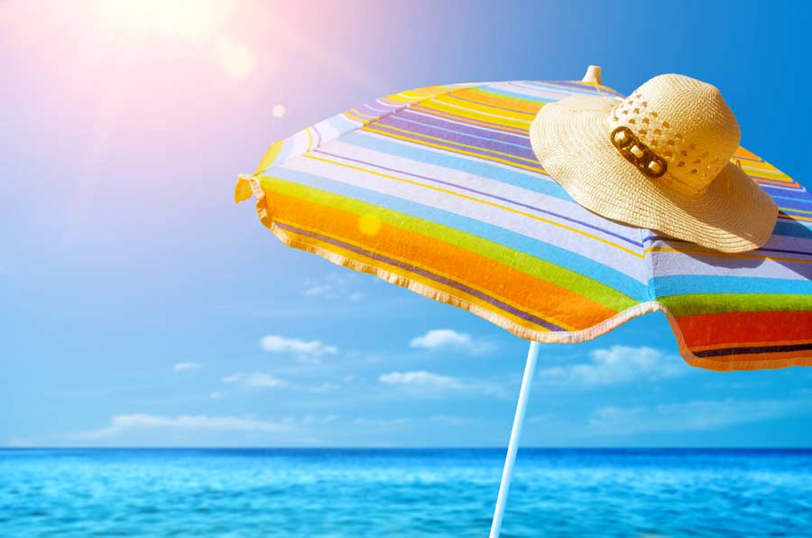 Windschutz und Sonnenschutz am Strand (de.depositphotos.com) Windschutz und Sonnenschutz am Strand (de.depositphotos.com)